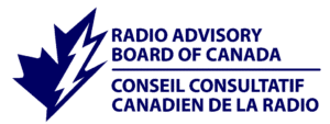RABC-CCCR - Logo du Conseil consultatif de la radio du Canada représentant une feuille d'érable stylisée avec un éclair. Le texte est en anglais en haut et en français en bas.